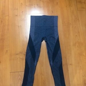 LNDR Launch Sleek and Seamless Leggings. Contoured fit,contrasting panels.S/M